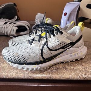 Nike React Pegasus Trail 4 ‘Pale Ivory Khaki’ trail running shoes